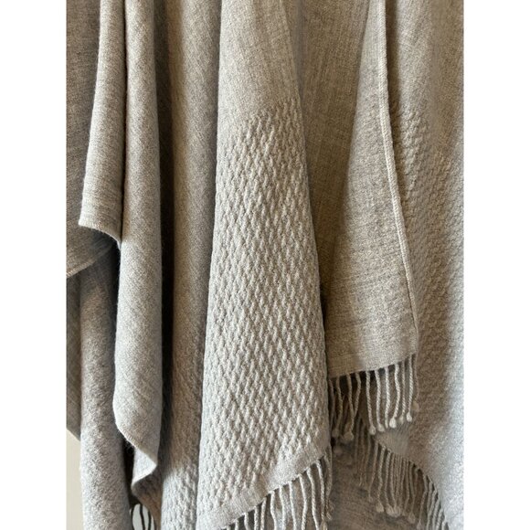 Mer Sea Gray One-Size Poncho – Cozy Chic Travel Layer Quiet Luxury Soft Knit - Picture 7 of 10